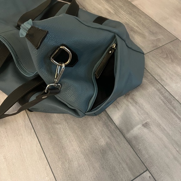 Valentina Italian leather weekend bag. - Picture 4 of 10